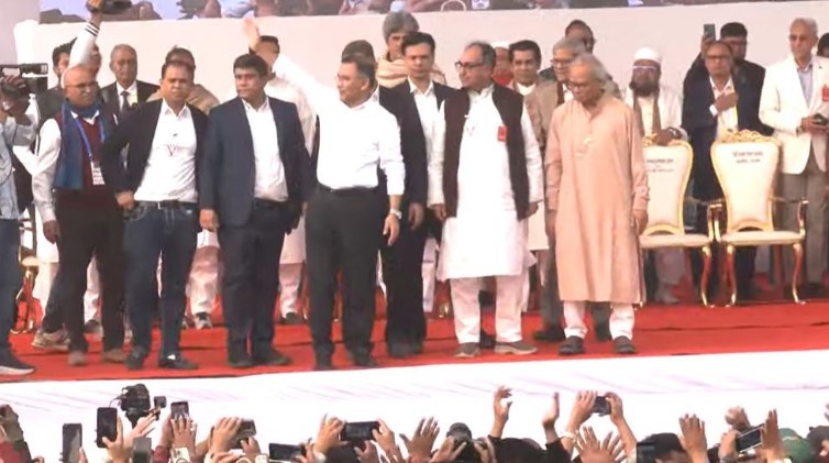 বিপুল জনসমাগমের মাঝে মঞ্চে উপস্থিত হলেন তারেক রহমান